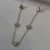 Conjunto Dorado Vancleef Pequeños Blancos