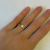 Anillo dorado Frutilina flor blanca