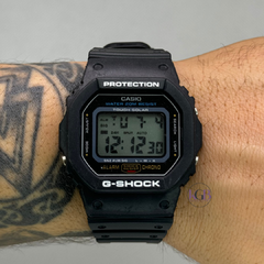 G-SHOCK DW-5600 (PRETO/BRANCO)