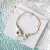 Pulsera con flor encapsulada