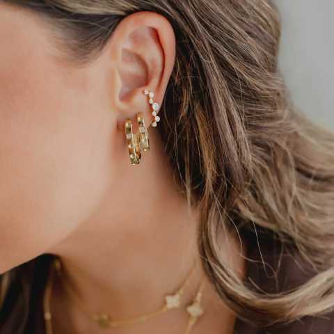 Brinco Argola Retangular G com Detalhe em Zircônia Banhada a Ouro 18K - comprar online