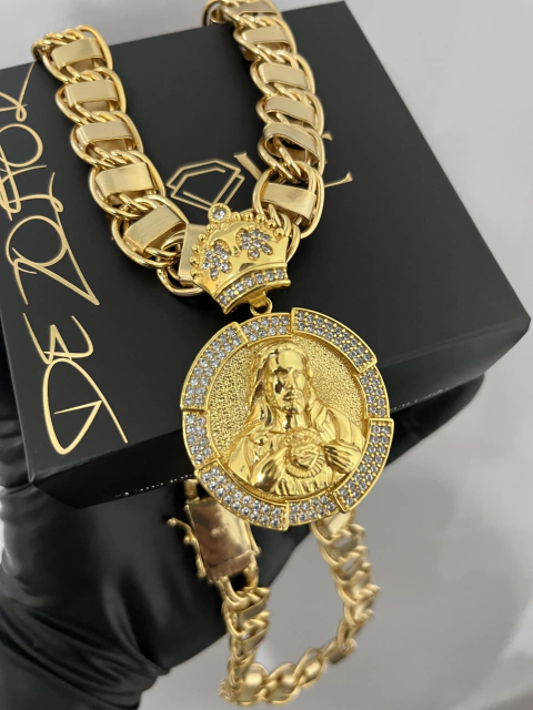 Corrente Dubai 10mm + Pingente Cristo Redondo G Detalhado Aprox 120gr Acabamento inove18k