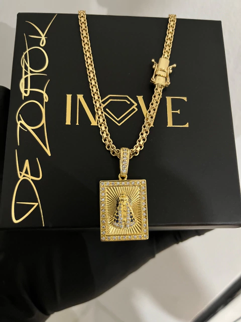 Corrente Cadeado Duplo 4mm +Pingente Nsa Quadrado P Detalhado Aprox 25 gr Acabamento inove18k