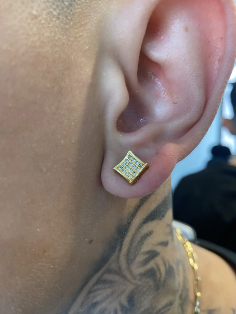 Brinco Estilo Neymar Jr Quadrado Cravejado Aprox 1gr Acabamento inove18k