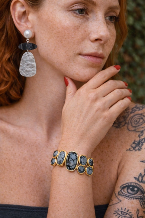 Bracelete dourado com pedras cinzas escuro