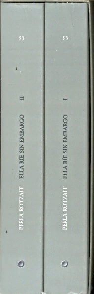 Ella rie sin embargo