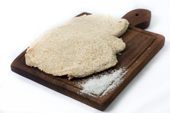 Milanesa de pechuga rebozada con COCO RALLADO y pan rallado x 1kg
