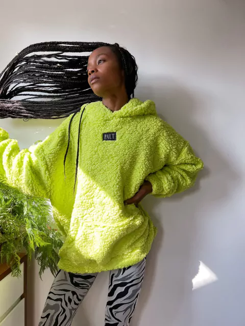 MOLETOM CANGURU TEDDY NEON