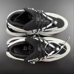Balmain Unicorn na internet