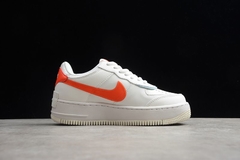 Air Force 1 Shadow "Summit White Team Orange" na internet