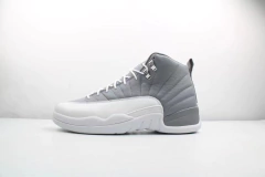 Air Jordan 12 " Stealth" na internet