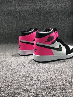AIR JORDAN 1 RETRO HIGH ' VALENTINE'S DAY ' na internet