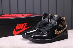 AIR JORDAN 1 RETRO HIGH OG ' BLACK METALLIC GOLD ' na internet