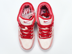 NIKE x STRANGELOVE SKATEBOARDS - SB Dunk Low "Valentine's Day" na internet