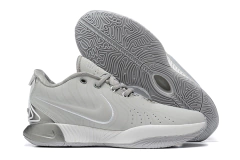 Lebron 21 "White Grey" na internet