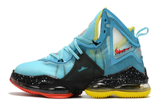 NIKE LEBRON 19 na internet