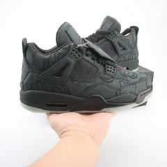 AIR JORDAN 4 'X KAWS' na internet