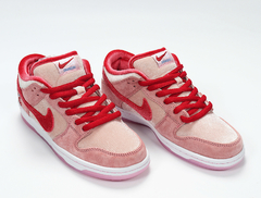 NIKE x STRANGELOVE SKATEBOARDS - SB Dunk Low "Valentine's Day" - comprar online