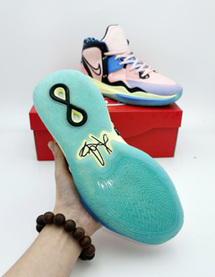 Imagem do Kyrie 8 Infinity "Valentine's Day"