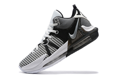 Lebron Witness 7 na internet