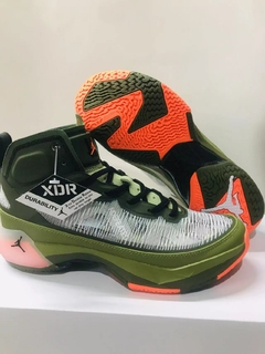 Undefeated x Air Jordan 37 na internet