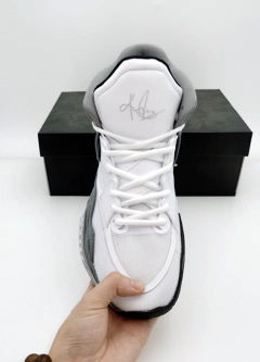 KYRIE INFINITY 'WHITE CEMENT' - Outlet Imports Shoes