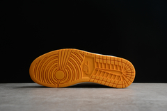 Imagem do Air Jordan 1 High Retro 'Taxi Yellow Toe'