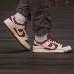 Dunk Low “Valentine’s Day”