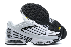 AIR MAX PLUS 3 na internet