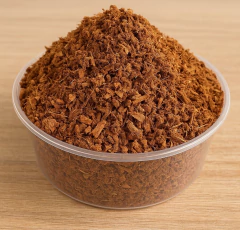 Pó de coco natural em recipiente transparente sobre superfície de madeira