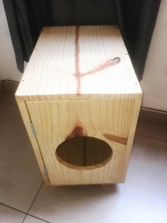 Banheiro para gatos de madeira, com design simples e elegante, ideal para higiene do seu pet.