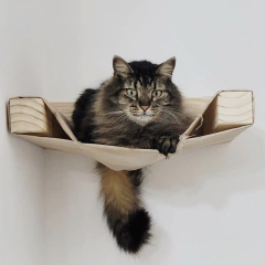 Gato em um playground para gatos com estrutura de madeira, descansando confortavelmente.