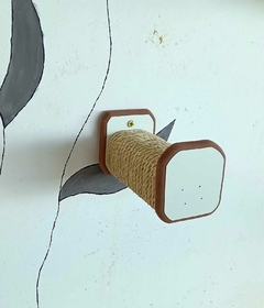 Brinquedo para gatos em MDF, com um rolo de sisal, montado na parede, ideal para arranhar e brincar.