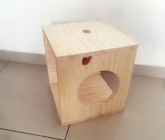 Nicho tradicional de madeira para gatos, com uma entrada circular, ideal para jogos e descanso dos felinos.