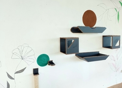Playground para gatos LOFT FELINO, composto por 8 peças de design moderno, incluindo prateleiras e elementos decorativos na parede.