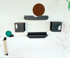 Playground para gatos composto por 8 peças em design moderno, com prateleiras e arranhadores, montado em uma parede decorada.