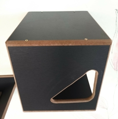 nicho para gatos preto com um recorte em forma triangular, parte do playground para gatos LOFT FELINO.