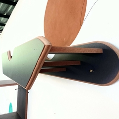 Playground para gatos LOFT FELINO com estrutura de madeira em formato moderno e cores variadas.