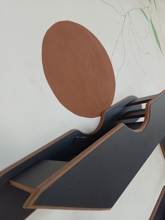 Playground para gatos LOFT FELINO com design moderno, destacando uma peça de madeira com acabamento preto e uma parede com círculo marrom.
passarela para gatos 