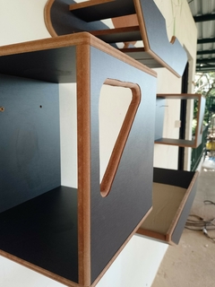 Playground para gatos com design moderno, composto por peças em madeira e acabamento em preto, ideal para ambientes internos. nicho para gatos preto