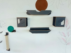Playground para gatos com prateleiras e arranhador em uma parede decorada
