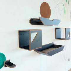 Nicho para gatos em formato de cubo, com design moderno em MDF, montado na parede, com prateleiras e um espaço para descanso.