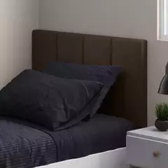 Cabeceira solteiro Laura almofadada na cor marrom, com travesseiros em cama de casal.