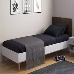 Cabeceira solteiro Laura almofadada na cor marrom, com cama e decoração moderna.