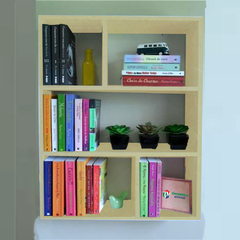 Estante de parede multiuso em MDF com livros, plantas decorativas e objetos de decoração.
