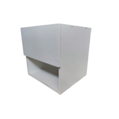 Mesa de cabeceira branca com gaveta secreta no lado direito, ideal para decoração de quartos.
