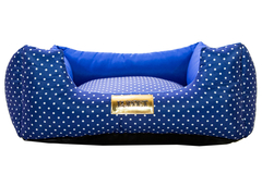 Cama quadrada azul com bolinhas brancas para cães e gatos, da marca Luppet Luxo.