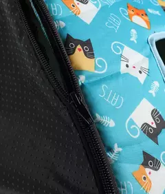 Capa de uma casinha para pets à prova d'água com estampa de gatos coloridos em fundo azul.