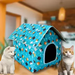 Casinha para pets à prova d'água com estampa de gatos, ao lado de um gato e um cão.