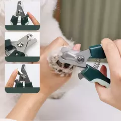 Um conjunto de ferramentas para cuidados de pets, incluindo um cortador de unhas, sendo utilizado em uma pata de cachorro.